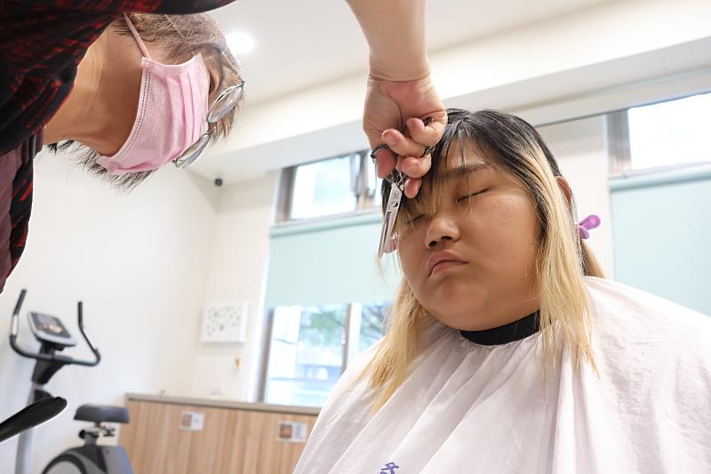 活動中,服務對象主動提出剪髮需求,並與志工討論溝通,最後完成滿意的髮型