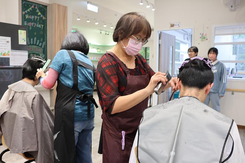 樂和身心障礙者服務中心打造「居家理髮廳」讓服務對象在安心的環境享受剪髮服務