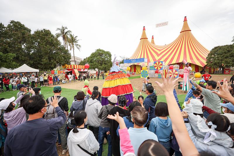 臺南成藝文團隊創作沃土,首屆國際火舞藝術節展現城市創意品牌力。(圖為FOCASA馬戲藝術節)