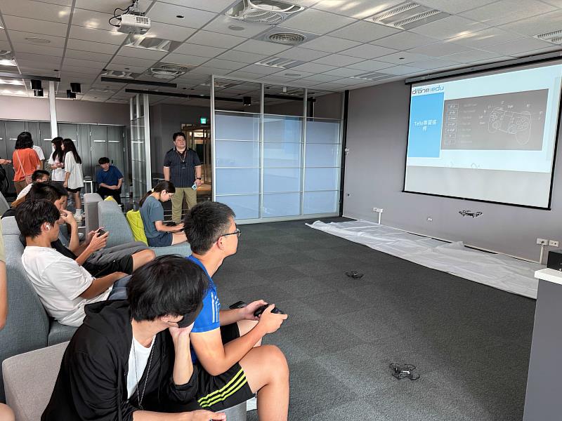 師生參訪「臺灣希望創新股份有限公司」,學生體驗無人機操作寓教於樂