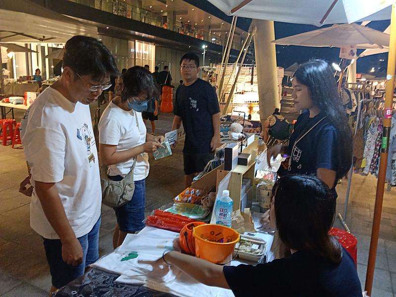 「七禮文風」成員向民眾介紹商品