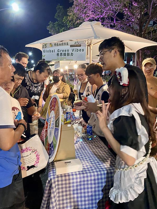 崑山科大外籍學生邀請民眾轉出SDGs 17項目標,場面熱絡