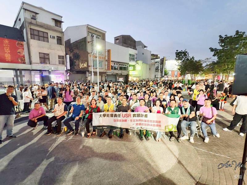 崑山科大連3年辦理「綠色永續市集」，開幕式全體貴賓與團隊合影