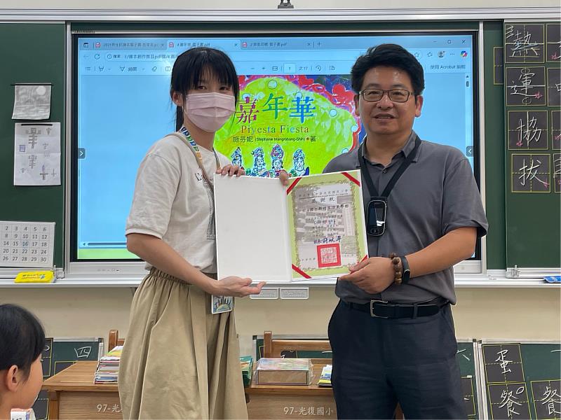 光復國小致贈感謝狀予新竹生活美學館(左為林玫君教務主任、右為葉于正館長)