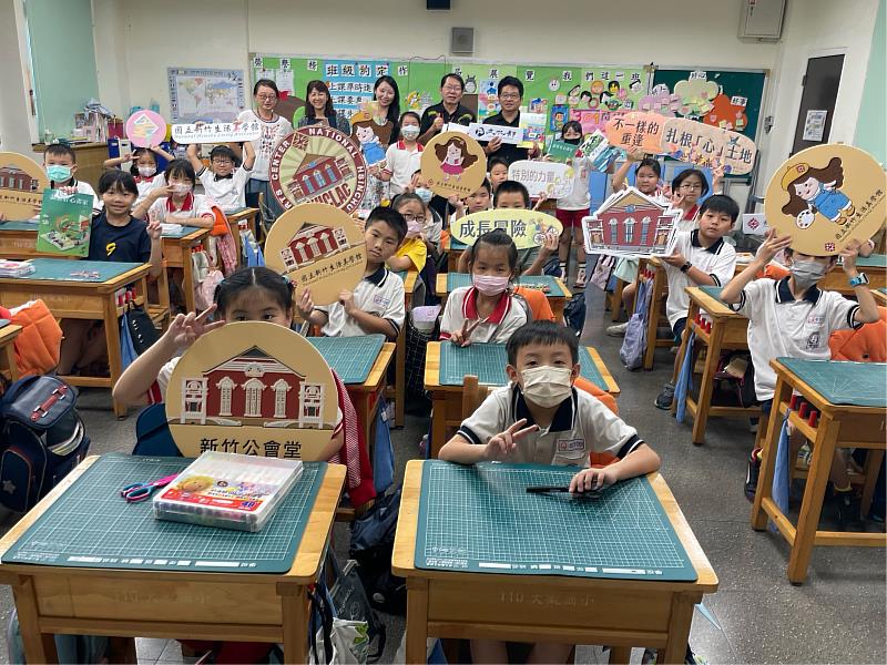 大觀國小大合照(後排右1葉于正館長、右2吳國銘校長)
