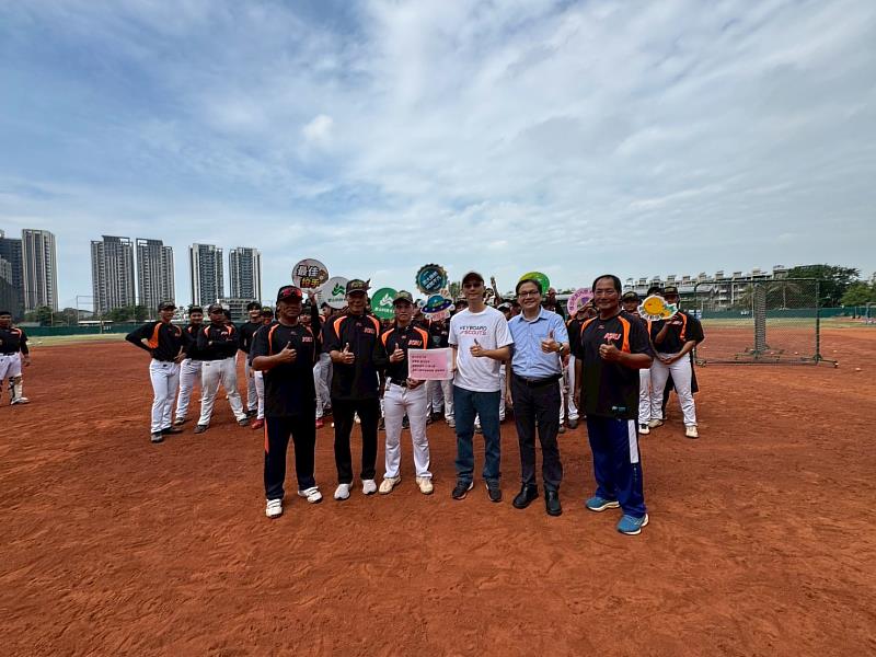 輝達協理廖彥勛(右3)每年將捐贈新臺幣20萬元作為公開甲組棒球隊獎助學金