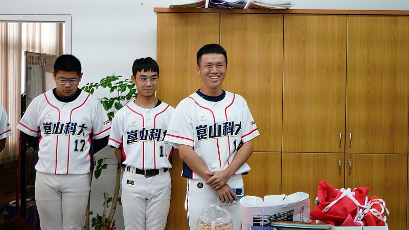 崑山科大資管系碩士班二年級學生謝念祖代表球員發言感謝廖彥勛學長