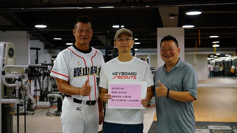 輝達協理廖彥勛（中）捐贈崑山科大一般乙組棒球隊人才培育訓練經費，楊騏嘉教練（左）、招生事務處何姓東處長（右）一同合影