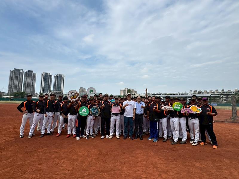 輝達協理廖彥勛(前排右8)偕同鐘俊顏副校長(右7)赴小北棒球場,將獎助學金交給甲組棒球隊,並與棒球隊教練與球員合影