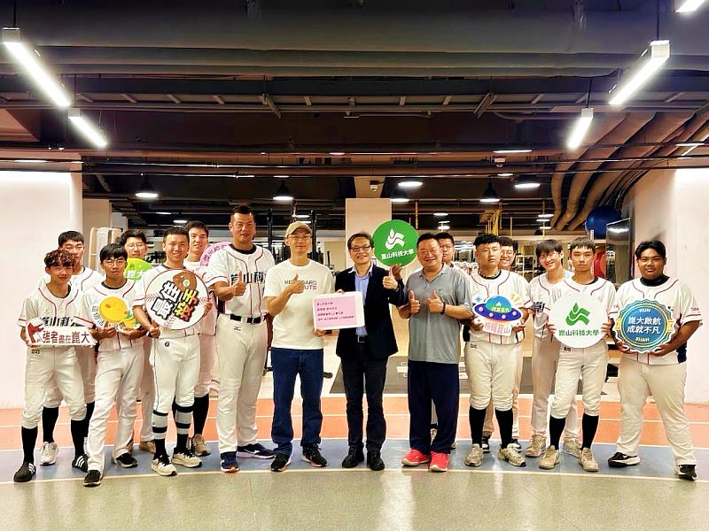 02.輝達協理廖彥勛(前排左5)回饋母校,行政副校長鐘俊顏(右5)代表感謝校友助崑大棒球教育扎根