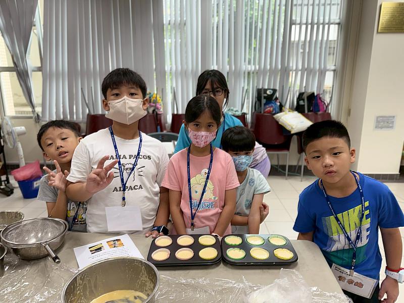 孩子們專注投入烘焙課程，親手製作香氣四溢的杯子蛋糕，體驗手作甜點的成就與喜悅。