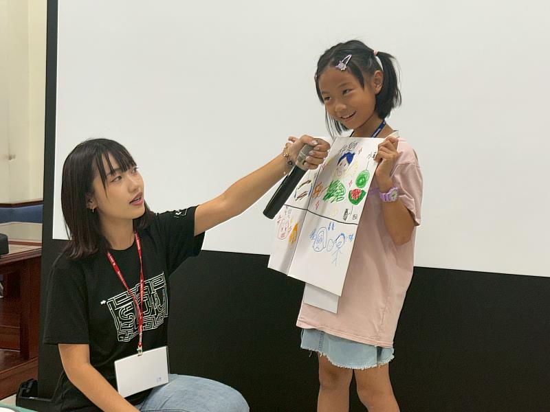 學員開心分享自己的「記憶書頁」創作，透過色彩與圖像表達情緒，展現自我成長與創意。