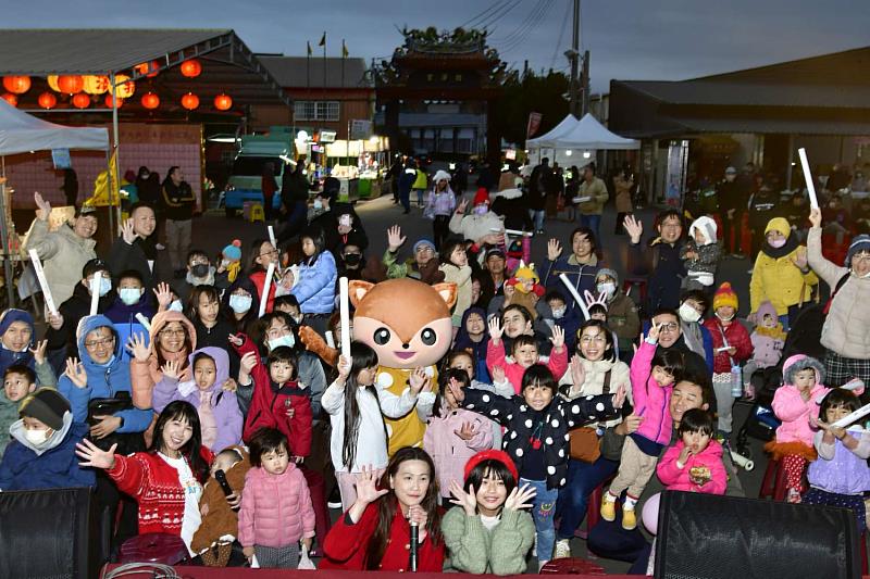 竹市府3月8日於指澤宮辦理台語友善市集、台語親子劇等活動,吸引許多台語家庭共襄盛舉。