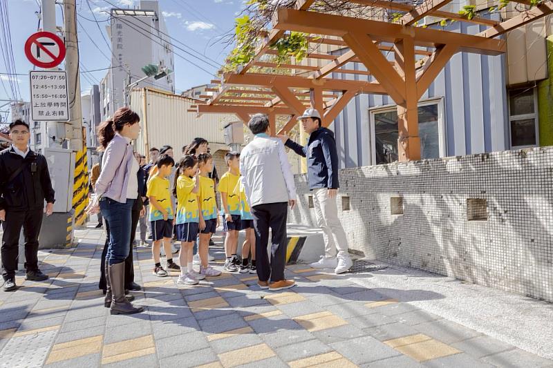 邱臣遠代理市長視察通學步道完工情形。