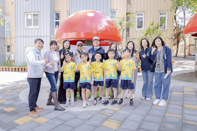 新竹市陽光國小通學步道完工,邱臣遠代理市長視察並與孩子們合影。