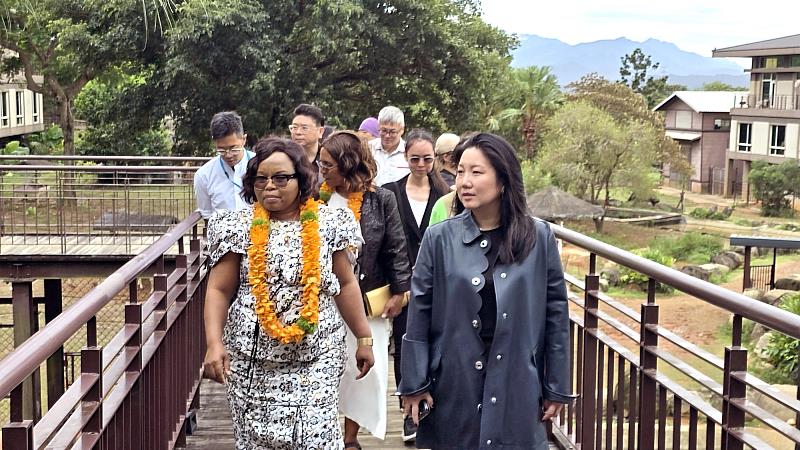 非洲友邦史瓦帝尼王國觀光暨環境事務部訪問團指定參訪六福,由六福旅遊集團董事長莊豐如(前右)率高階主管親自接待史國觀光暨環境事務部部長姆孔妲(前左)等官員及專家,針對永續旅遊結合動物保育領域等議題展開深度交流。(圖/六福旅遊集團)