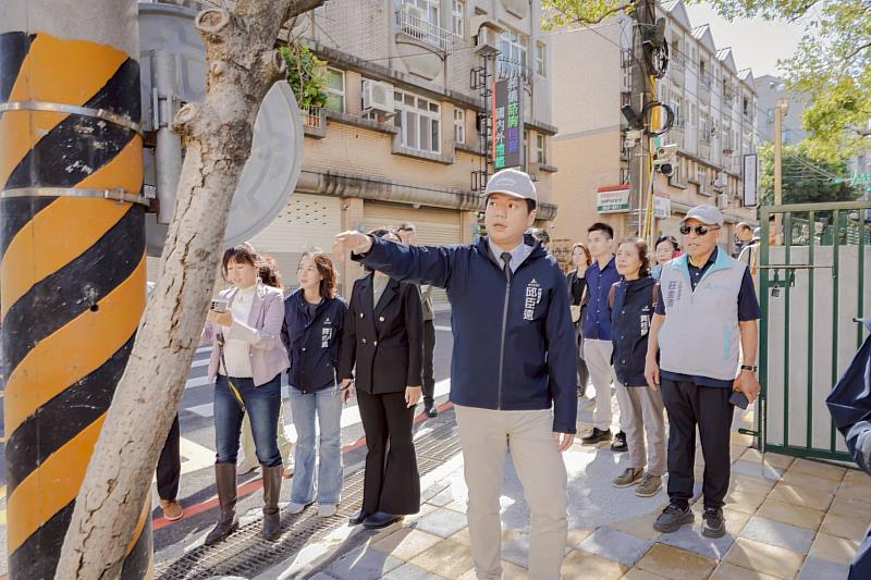 邱臣遠代理市長視察通學步道完工情形。