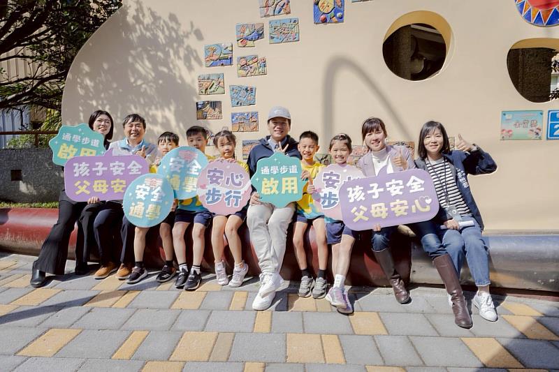 新竹市陽光國小通學步道完工,邱臣遠代理市長視察並與孩子們合影。