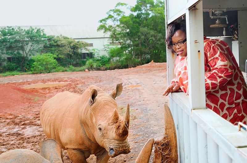 史瓦帝尼王國參訪團搭乘犀望巴士深入犀牛展場,史國觀光暨環境事務部部長姆孔妲驚豔六福結合犀牛保育、環境教育推動永續旅遊。(圖/六福旅遊集團)
