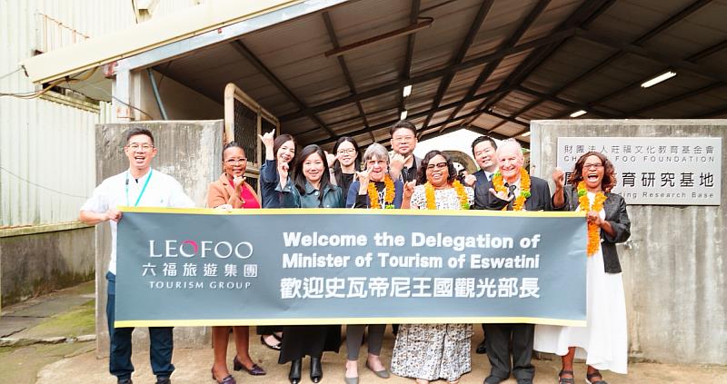 六福國際犀牛外交計畫再展新頁,集團董事長莊豐如(左4)與史瓦帝尼王國觀光暨環境事務部部長姆孔妲(右4)等官員及專家,對雙方在科研、教育與保育推廣上深化合作展開交流。(圖/六福旅遊集團)