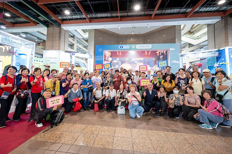 資訊月獻禮超高齡臺灣：樂齡數位生活樂園×數位孝親節 AI點亮世代共融