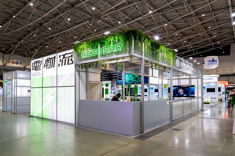 本次台電展區即以「綠電」為主題，分為創能、儲能、節能及電力交易四大面向，以「物流運輸」象徵電網系統，視覺化呈現綠電從產出、儲存與調度，延伸到節能及銷售交易的過程。m.jpg