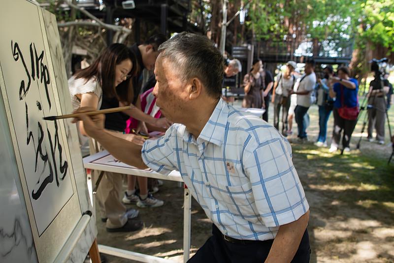 台積電書法篆刻大賞開跑,以安平百年老樹為師,創辦小學堂紮根書篆教育