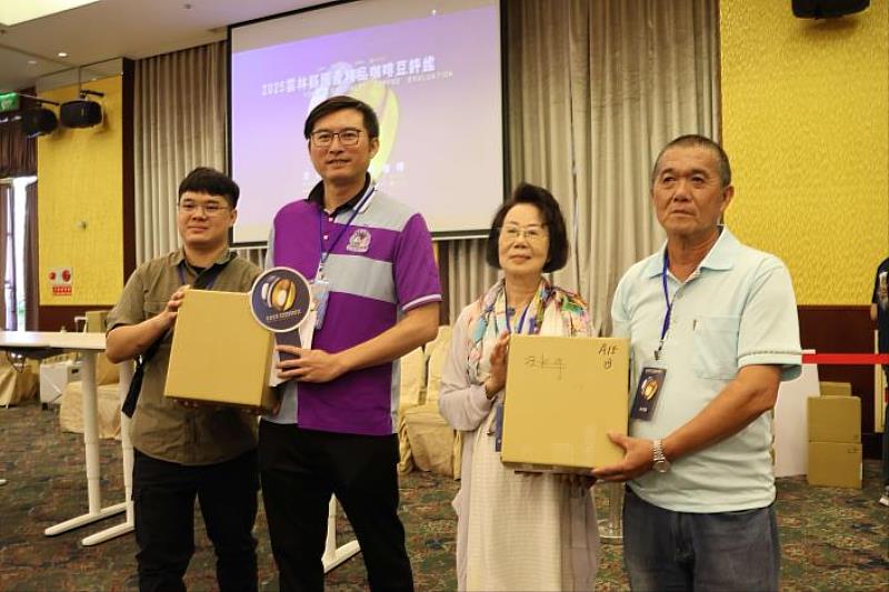 The top prize was won by Jianfushan (Assistant Director Kao Ming-chih, 2nd from left) and Taiwan Coffee Aesthetics Research Studio (Hsu Lan-hsiang, 2nd from right) for NT$25,000 and NT$22,000 respectively.