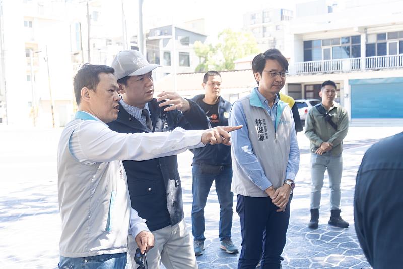 代理市長邱臣遠偕同工務處及交通處進行視察。