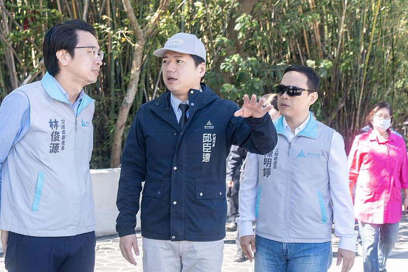 今(29)日代理市長邱臣遠前往視察高峰路506巷通車情形。