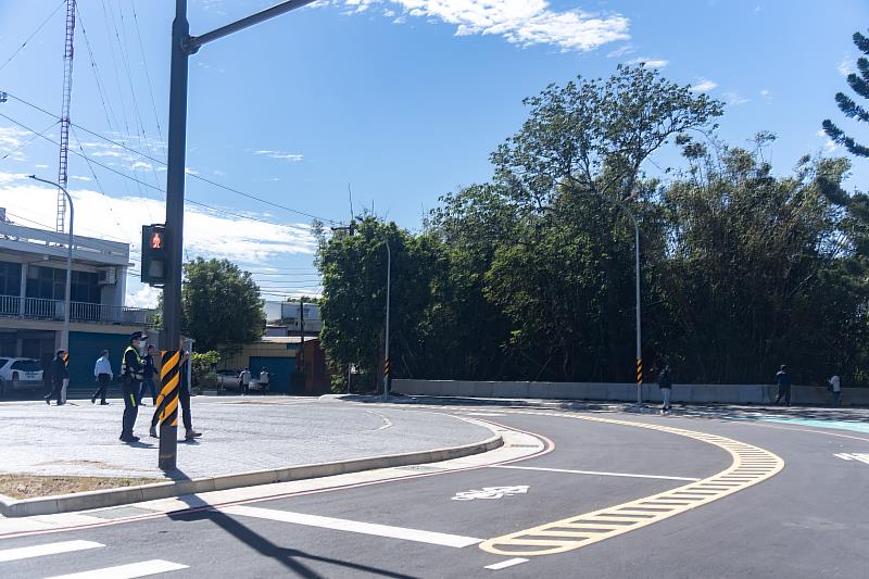 高峰路506巷改善工程新闢道路及人行道，讓交通更加順暢安全。