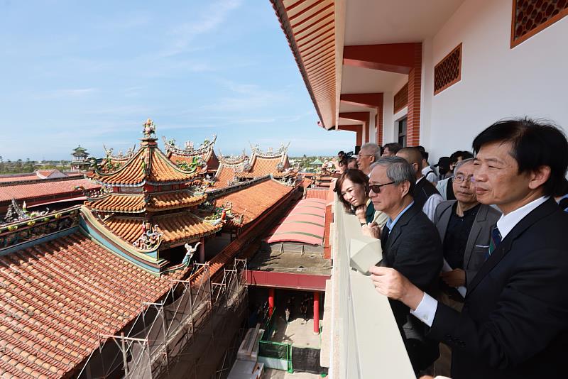文化部長李遠訪視南鯤鯓代天府，關心受「丹娜絲颱風」及「0728豪雨」影響造成災損情形。