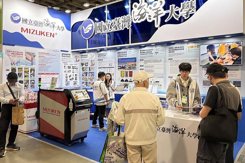 海大攤位吸引了許多對海洋能源發展有興趣的民眾