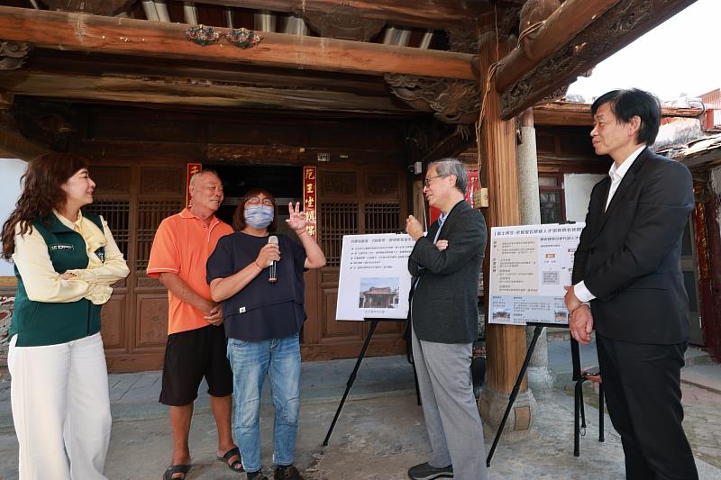 文化部長李遠（右2）訪視「風土計畫－老屋屋瓦修繕人才培育與在地韌性推動計畫」示範點，屋主期盼政府能協助修繕，保存老屋風貌。