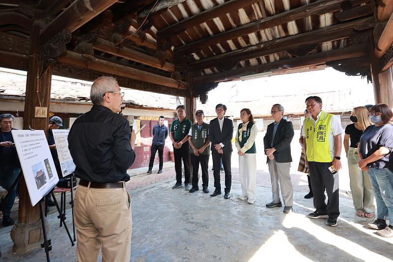 文資局長陳濟民說明「以修代訓」方式進行傳統建築修繕技術與人才培育，擴大文資修復專業人力的構想，文化部長李遠、立法委員林宜瑾及立法委員林俊憲團隊等一同瞭解老屋災損情形。
