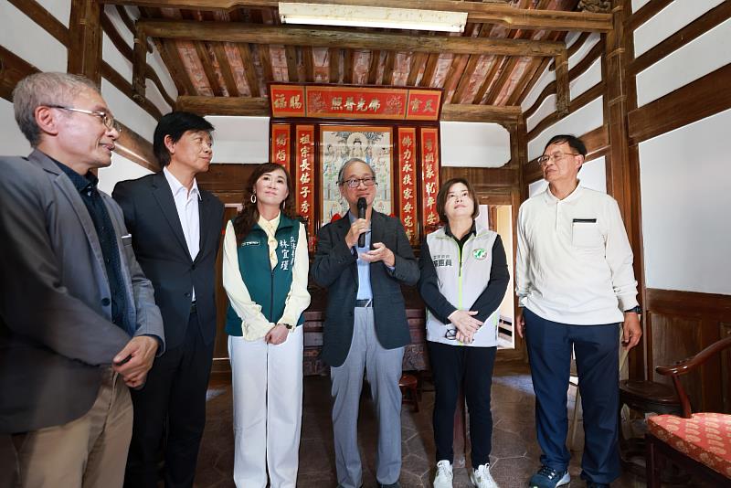 文化部長李遠（中）訪視「北門嶼陳家古厝」，在陳家古厝成員陳正吉（右1）引領下，與立法委員賴惠員（右2）、林宜瑾（左3）等一同瞭解解災損情形。