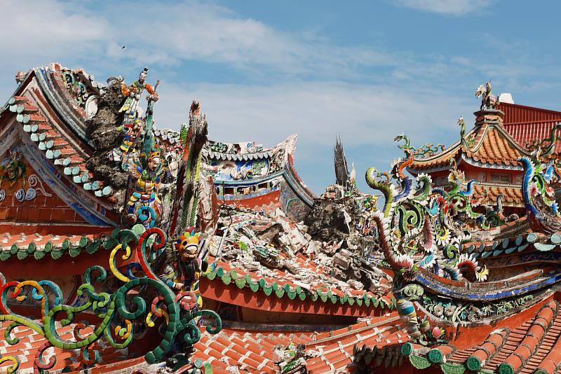 南鯤鯓代天府受「丹娜絲颱風」及「0728豪雨」影響造成屋脊坍塌及剪黏泥塑損毀等情形。