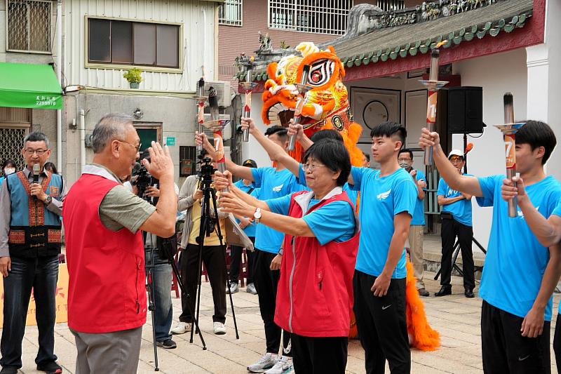 陳惠萍校長將聖火傳遞予校友總會理事長吳東林，正式啟動南大127週年校慶環臺傳遞行動。