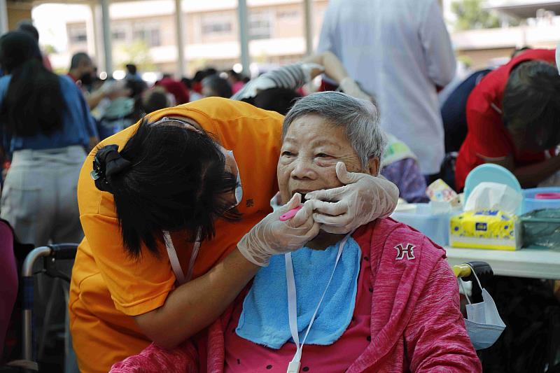 嘉縣114年度特殊需求者、樂齡長照潔牙 採團體競賽盼促進口腔健康