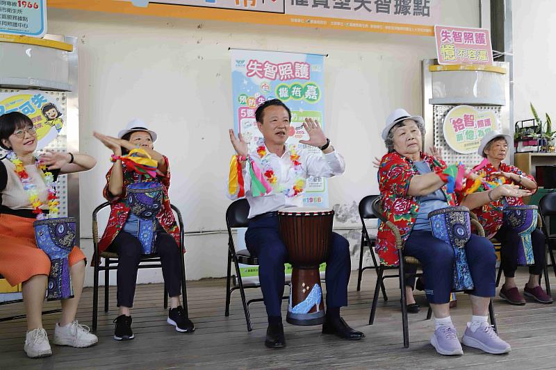 嘉義縣首座權責型失智據點「拾憶幫」揭牌啟用