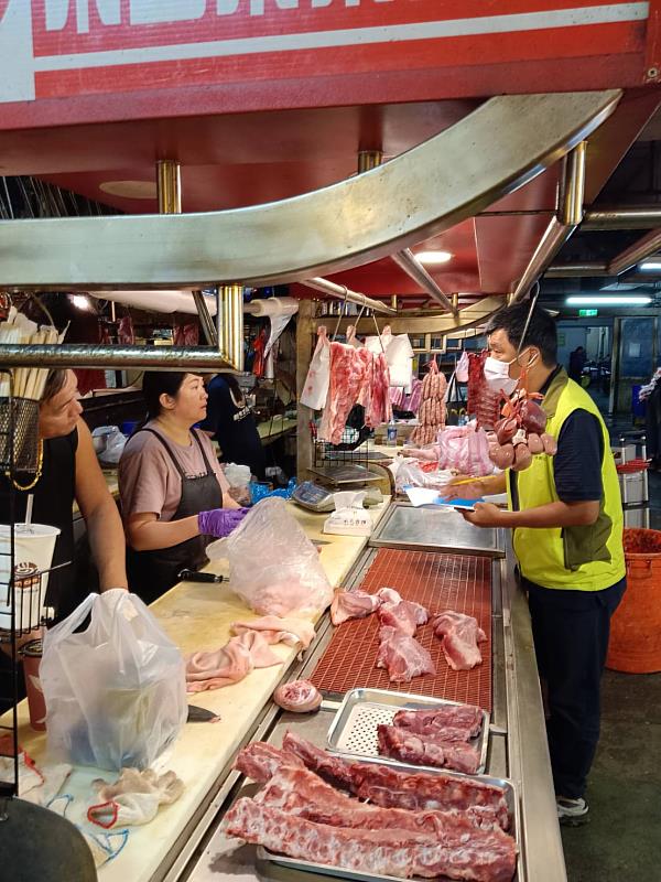 圖2 防疫挺攤商，新竹市公有市場豬肉攤商免收1個月租金。