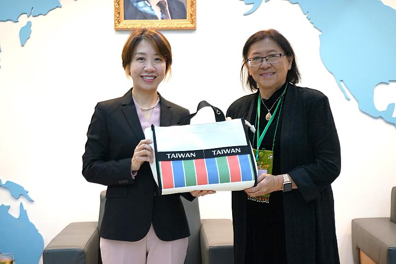 李姸慧致贈紀念品予團長葉芸青