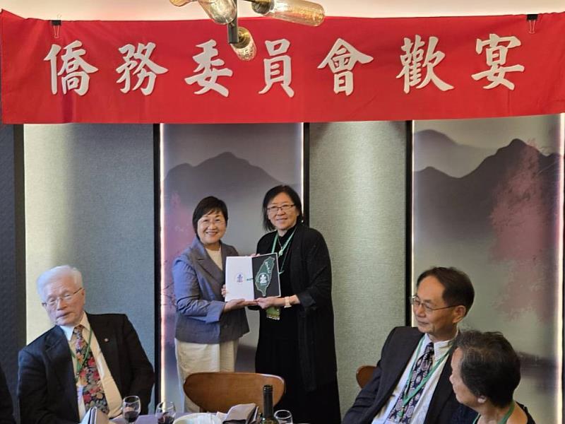 僑務委員會委員長徐佳青與訪團共進午宴