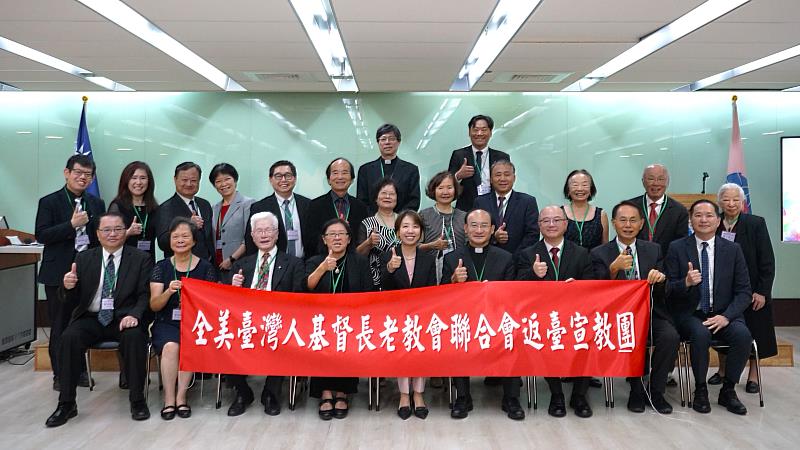 「全美臺灣人基督長老教會聯合會返臺宣教團」合影