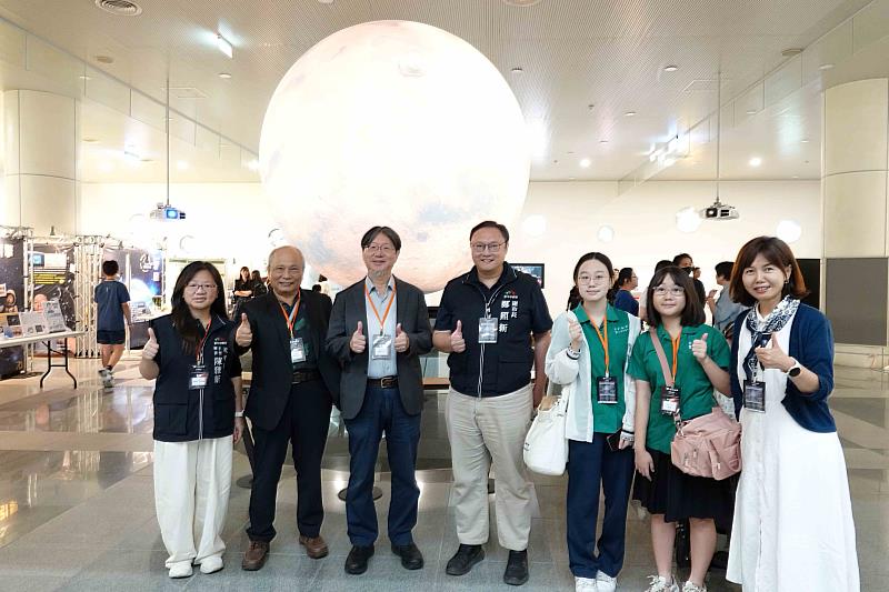 現場更有台中女中、彰化女中及東大附中學生解說團,展現太空教育向下扎根的成果。