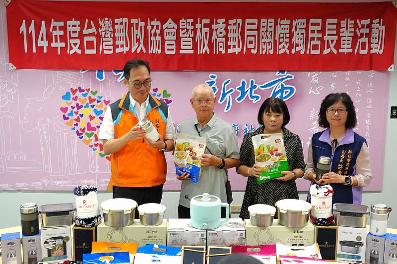 左起為板橋郵局副局長吳聰明、獨居長者林爺爺、王奶奶及社會局副局長許秀能