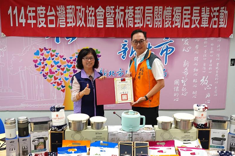 新北市社會局副局長許秀能（左）代表受贈及頒贈感謝牌