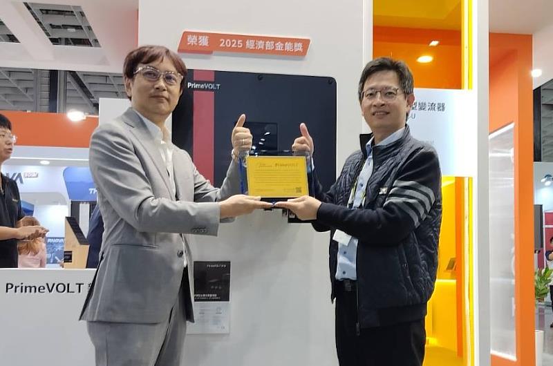 新望30kW無風扇逆變器榮獲2025經濟部「優質太陽光電產品金能獎」,圖左為新望資深協理范明中