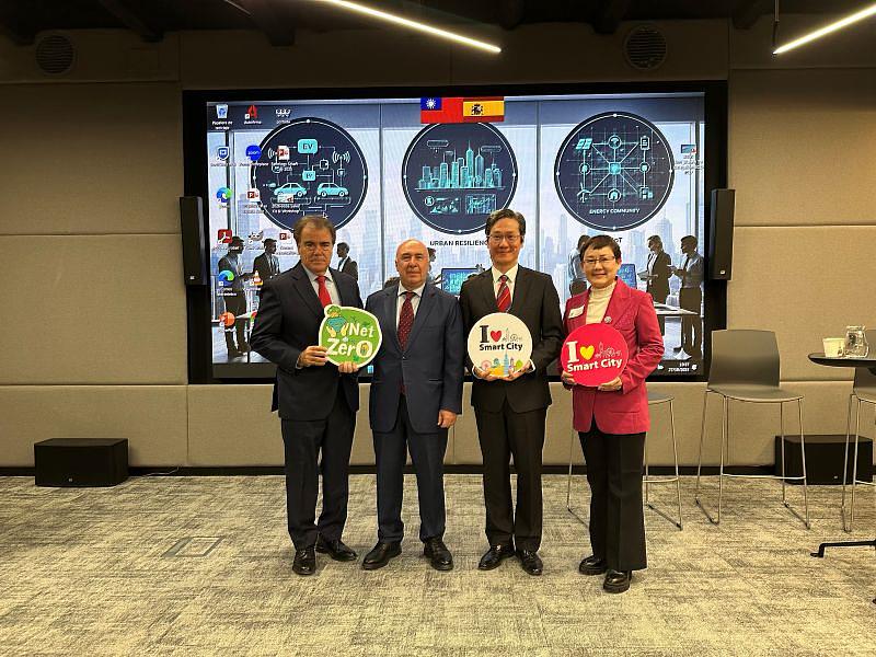 駐西班牙代表處張副代表自信（右2）、台灣智慧城市產業聯盟秘書長陳守玉（右1）、CDTI技術及國際組長Carlos de la Cruz（右3）、馬德里創新研發智識基金會（Fundacion Madri+d）會長Federico  Moran（右4）於「智慧城市工作坊」致詞並合影