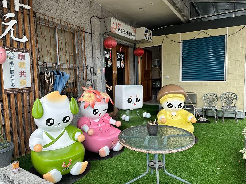 「四寶候車椅」以富里在地農特產為原型，化身為可愛又親切的角色，設置於富里幸福巴士媒合中心前。